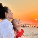 Pelin Akil Instagram – #işbirliği Benim için bu tatilin özeti Lina ve Alin’i dünyanın farklı yerlerinde, farklı mevsimlerin yaşanabildiğine ikna etmek oldu :)
24 saatte onaylanan online vizenin cazibesine kapıldık ve yaz mevsimini biraz daha uzun yaşamak için merak ettiğimiz Dubai’ye seyahat ettik. Burası gerçekten özenle tasarlanmış bir turizm bölgesi. 4 gün boyunca hepimiz “Aaaa!” nidalarıyla gezdik. Çocuklarla seyahatin zor olduğu düşünülebilir ama iyi ki birlikte geldik diye düşündüğüm çok fazla an oldu. Aslında burada herkese göre tasarlanmış mükemmel deneyim seçenekleri var.
Bir fırsat olduğunda, bir vize başvurusu yapmanızı tavsiye edebilirim :)
@visit.dubai