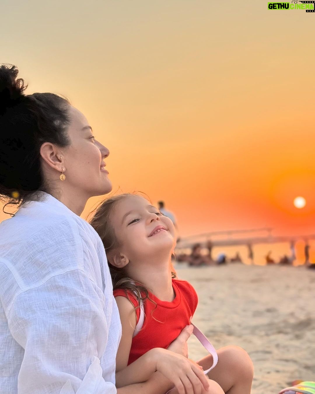 Pelin Akil Instagram - #işbirliği Benim için bu tatilin özeti Lina ve Alin’i dünyanın farklı yerlerinde, farklı mevsimlerin yaşanabildiğine ikna etmek oldu :) 24 saatte onaylanan online vizenin cazibesine kapıldık ve yaz mevsimini biraz daha uzun yaşamak için merak ettiğimiz Dubai’ye seyahat ettik. Burası gerçekten özenle tasarlanmış bir turizm bölgesi. 4 gün boyunca hepimiz “Aaaa!” nidalarıyla gezdik. Çocuklarla seyahatin zor olduğu düşünülebilir ama iyi ki birlikte geldik diye düşündüğüm çok fazla an oldu. Aslında burada herkese göre tasarlanmış mükemmel deneyim seçenekleri var. Bir fırsat olduğunda, bir vize başvurusu yapmanızı tavsiye edebilirim :) @visit.dubai