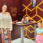 Pelin Akil Instagram – #işbirliği Benim için bu tatilin özeti Lina ve Alin’i dünyanın farklı yerlerinde, farklı mevsimlerin yaşanabildiğine ikna etmek oldu :)
24 saatte onaylanan online vizenin cazibesine kapıldık ve yaz mevsimini biraz daha uzun yaşamak için merak ettiğimiz Dubai’ye seyahat ettik. Burası gerçekten özenle tasarlanmış bir turizm bölgesi. 4 gün boyunca hepimiz “Aaaa!” nidalarıyla gezdik. Çocuklarla seyahatin zor olduğu düşünülebilir ama iyi ki birlikte geldik diye düşündüğüm çok fazla an oldu. Aslında burada herkese göre tasarlanmış mükemmel deneyim seçenekleri var.
Bir fırsat olduğunda, bir vize başvurusu yapmanızı tavsiye edebilirim :)
@visit.dubai