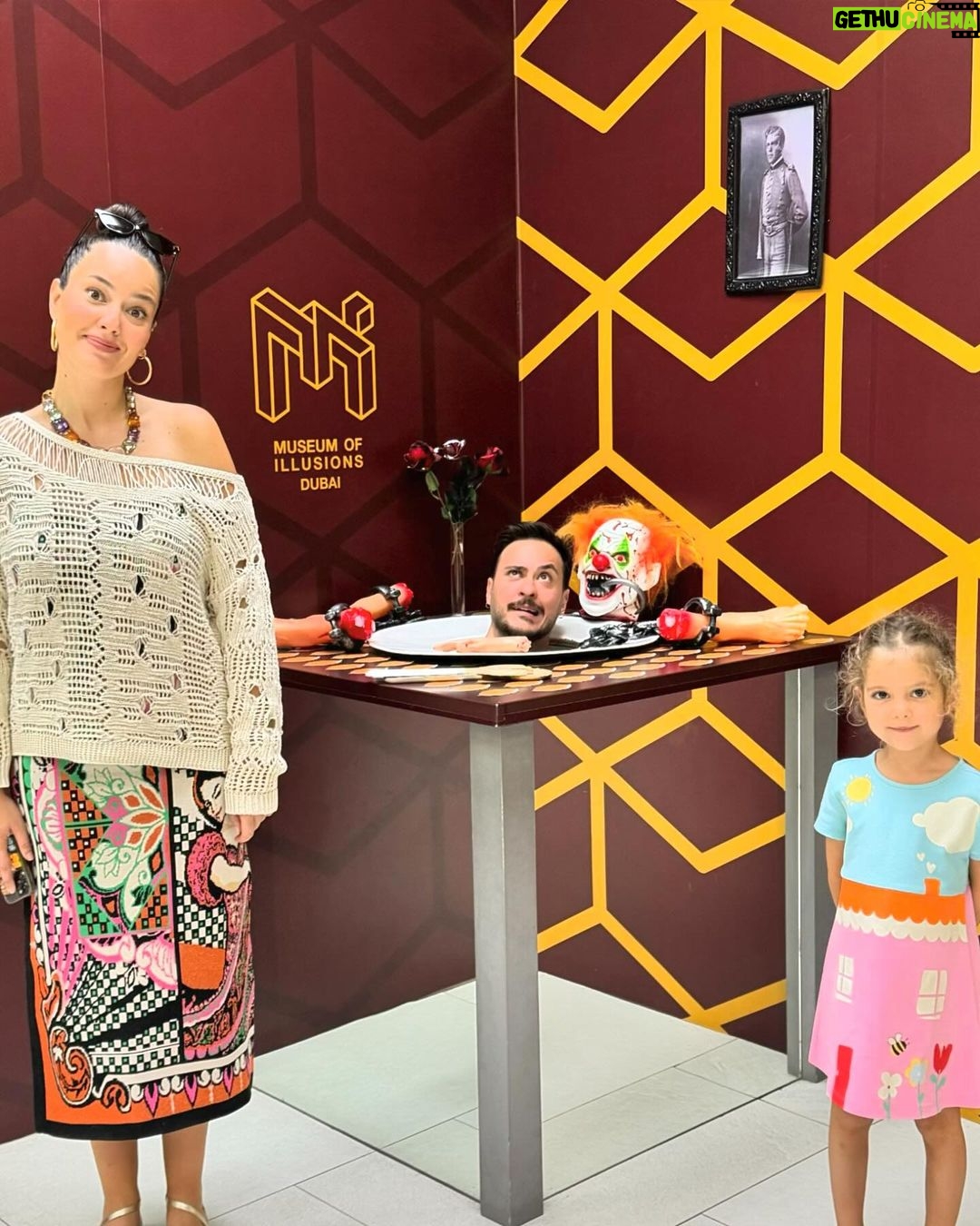 Pelin Akil Instagram - #işbirliği Benim için bu tatilin özeti Lina ve Alin’i dünyanın farklı yerlerinde, farklı mevsimlerin yaşanabildiğine ikna etmek oldu :) 24 saatte onaylanan online vizenin cazibesine kapıldık ve yaz mevsimini biraz daha uzun yaşamak için merak ettiğimiz Dubai’ye seyahat ettik. Burası gerçekten özenle tasarlanmış bir turizm bölgesi. 4 gün boyunca hepimiz “Aaaa!” nidalarıyla gezdik. Çocuklarla seyahatin zor olduğu düşünülebilir ama iyi ki birlikte geldik diye düşündüğüm çok fazla an oldu. Aslında burada herkese göre tasarlanmış mükemmel deneyim seçenekleri var. Bir fırsat olduğunda, bir vize başvurusu yapmanızı tavsiye edebilirim :) @visit.dubai