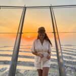 Pelin Akil Instagram – #işbirliği Benim için bu tatilin özeti Lina ve Alin’i dünyanın farklı yerlerinde, farklı mevsimlerin yaşanabildiğine ikna etmek oldu :)

24 saatte onaylanan online vizenin cazibesine kapıldık ve yaz mevsimini biraz daha uzun yaşamak için merak ettiğimiz Dubai’ye seyahat ettik. Burası gerçekten özenle tasarlanmış bir turizm bölgesi. 4 gün boyunca hepimiz “Aaaa!” nidalarıyla gezdik. Çocuklarla seyahatin zor olduğu düşünülebilir ama iyi ki birlikte geldik diye düşündüğüm çok fazla an oldu. Aslında burada herkese göre tasarlanmış mükemmel deneyim seçenekleri var.

Bir fırsat olduğunda, bir vize başvurusu yapmanızı tavsiye edebilirim :) 
@visit.dubai