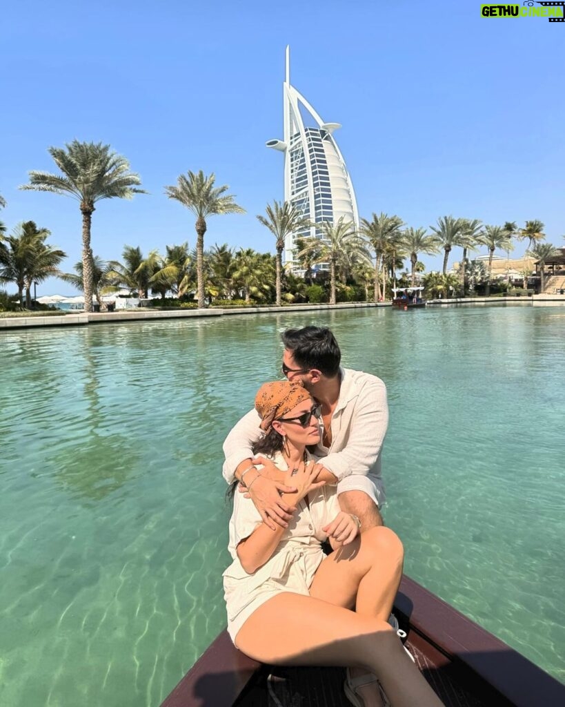 Pelin Akil Instagram - #işbirliği Benim için bu tatilin özeti Lina ve Alin’i dünyanın farklı yerlerinde, farklı mevsimlerin yaşanabildiğine ikna etmek oldu :) 24 saatte onaylanan online vizenin cazibesine kapıldık ve yaz mevsimini biraz daha uzun yaşamak için merak ettiğimiz Dubai’ye seyahat ettik. Burası gerçekten özenle tasarlanmış bir turizm bölgesi. 4 gün boyunca hepimiz “Aaaa!” nidalarıyla gezdik. Çocuklarla seyahatin zor olduğu düşünülebilir ama iyi ki birlikte geldik diye düşündüğüm çok fazla an oldu. Aslında burada herkese göre tasarlanmış mükemmel deneyim seçenekleri var. Bir fırsat olduğunda, bir vize başvurusu yapmanızı tavsiye edebilirim :) @visit.dubai