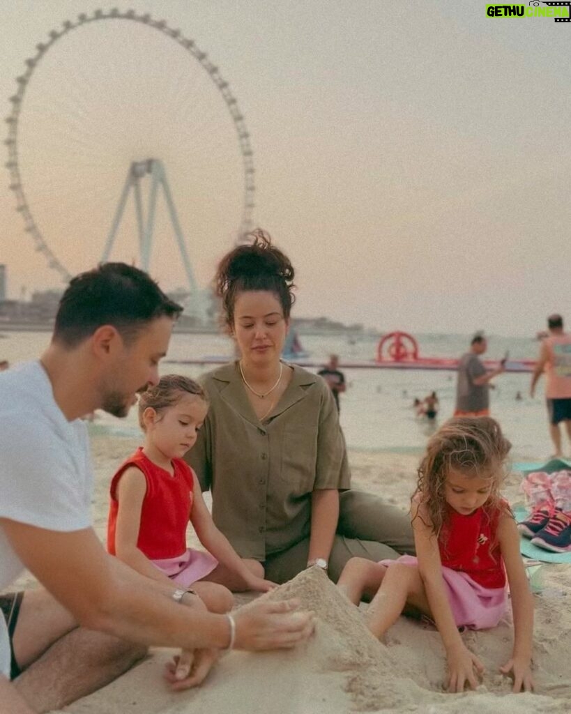 Pelin Akil Instagram - #işbirliği Sizlerle her anından büyülendiğim bir yolculuktayım. Sadece, bazen güzel yerlerde mola veriyoruz. Dubai’nin inanılmaz renkleriyle kış ortasında bahar yeniden geldi 🤍 @visit.dubai