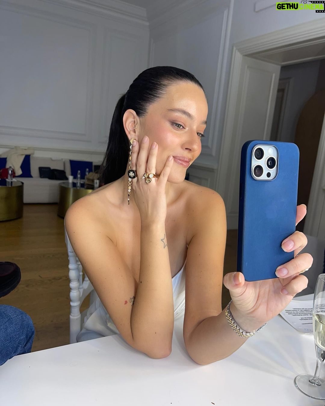 Pelin Akil Instagram - Uzaktan bakınca selfie çekiyor gibi görünüyor olabilirim ama son fotoğraf aslını yansıtır 🫶