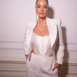 Pelin Akil Instagram - O kadar harika bi gündü ki… @niveaturkiye ile 2. senemiz ve ailecek birbirimize kavuştuğumuz için çok mutluyuz. Sizlere de 2 gün boyunca Akaretler’deki Nivea Haus deneyimlerinden yararlanmanızı tavsiye ederim. Çok güzel eğlenceli oldu bina. Randevu sistemiyle alıyorlar bence hemen randevunuzu alın bu deneyim dolu evimizde sizi ağırlamaktan keyif duyarız. Arkadaşım @mertvidinli nin ev sahipliğinde çok güzel bir gündü ve bugün de ne kadar kalabalık bir aile olduğumuzu tekrar anladım. Ve söylemeden geçemem ki bugün beni hazırlayan harika ekibime de çok teşekkür ederim,iyi ki varsınız #işbirliği