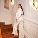 Pelin Akil Instagram - O kadar harika bi gündü ki… @niveaturkiye ile 2. senemiz ve ailecek birbirimize kavuştuğumuz için çok mutluyuz. Sizlere de 2 gün boyunca Akaretler’deki Nivea Haus deneyimlerinden yararlanmanızı tavsiye ederim. Çok güzel eğlenceli oldu bina. Randevu sistemiyle alıyorlar bence hemen randevunuzu alın bu deneyim dolu evimizde sizi ağırlamaktan keyif duyarız. Arkadaşım @mertvidinli nin ev sahipliğinde çok güzel bir gündü ve bugün de ne kadar kalabalık bir aile olduğumuzu tekrar anladım. Ve söylemeden geçemem ki bugün beni hazırlayan harika ekibime de çok teşekkür ederim,iyi ki varsınız #işbirliği