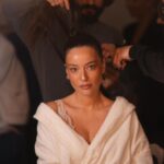 Pelin Akil Instagram - O kadar harika bi gündü ki… @niveaturkiye ile 2. senemiz ve ailecek birbirimize kavuştuğumuz için çok mutluyuz. Sizlere de 2 gün boyunca Akaretler’deki Nivea Haus deneyimlerinden yararlanmanızı tavsiye ederim. Çok güzel eğlenceli oldu bina. Randevu sistemiyle alıyorlar bence hemen randevunuzu alın bu deneyim dolu evimizde sizi ağırlamaktan keyif duyarız. Arkadaşım @mertvidinli nin ev sahipliğinde çok güzel bir gündü ve bugün de ne kadar kalabalık bir aile olduğumuzu tekrar anladım. Ve söylemeden geçemem ki bugün beni hazırlayan harika ekibime de çok teşekkür ederim,iyi ki varsınız #işbirliği