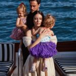 Pelin Akil Instagram - Ailece en son oynadığımız La casa de gangsta filmimizden… Yakında tüm dijital platformlarda, demek isterdim ama derim belki bigün çünkü neden olmasın? Yakışmaz mı? Çok sevdiğim bir dergi çekiminden #tbt
