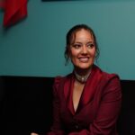 Pelin Akil Instagram - Dün Berlin’de @sonaksamyemegi_film imizin galasını yaptık, burda da filmimiz seyirciyle buluştu, sinemada tepkiler harikaydı aynı anda duygulanıp aynı anda kahkahalar alkışlar koptu, çok gururluyum. Türk sinema tarihinde önemli bir yeri olacağına inandığım filmimiz yarın vizyona giriyor, çok heyecanlıyım ve düşüncelerinizi çok merak ediyorum. Not: Filmi izlediğinizde göreceksiniz ki Berlin galasında filmde Cumhuriyetin ilan edildiği gün Latife hanımın giydiği kostüm bu üzerimdeki. Hepinize çok sevgiler 🇹🇷 Alhambra Cineplex