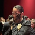 Pelin Akil Instagram - Dün @sonaksamyemegi_film imizin galası vardı. 1. Fotoğraf filmi izledikten sonraki bana hissettirdiklerinin yansıması, o yüzden 27 si itibariyle sizi salonlara filmimizi izlemeye davet ediyorum,sizde uyandıracak o güzel hisleri çok merak ediyorum. Not: Dün ışıldamamı sağlayan beni özenle hazırlayan herkese teşekkür ederim fotoğrafların üzerinde aklınızdan geçen soruların cevapları etiketli olarak duruyor 🤍☺️