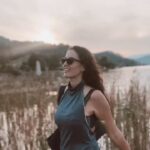 Pelin Akil Instagram - Takip edenler bilir ben şahane bi detox programına katıldım. Avusturya’nın tertemiz havasında Maria Wörth’de 5 gün geçirdim, daha uzun planlamıştım ama çekimlerimden planlar değişti. Burda kaldığım gün boyunca başta benimle ilgilenen Dr. Fisher olmak üzere tüm Vivamayır terapistlerine ellerini bi an bile üzerimden çekmedikleri için çok ama çok teşekkür ederim,burası benim için harika bi deneyimdi ve kendime yaptığım en güzel yatırımdı,beslenme şeklimin nasıl olması gerektiğini ve yemek yerken çiğnememin ne kadar önemli olduğunu öğrendim. Hergün bana özel programlanmış terapi programıyla beden ve zihin farkındalığına sahip oldum. Şu kısacık zamanda olumlu o kadar güzel bir değişim oldu ki kendimde, biraz daha fazla kalsaydım neler olurdu düşünemiyorum. Çekemediğim sadece anda kalmak istediğim çok zaman oldu. Sessizliğin tadını çıkarmak,biraz kendinize vakit ayırmak isterseniz en güzel adres. Ve tabi ki tatlı suda tertemiz gölde yüzmek harikaydı 🙏🏼 Yine geleceğim bekle beni. @vivamayrmariawoerth #reklam VIVAMAYR Maria Wörth