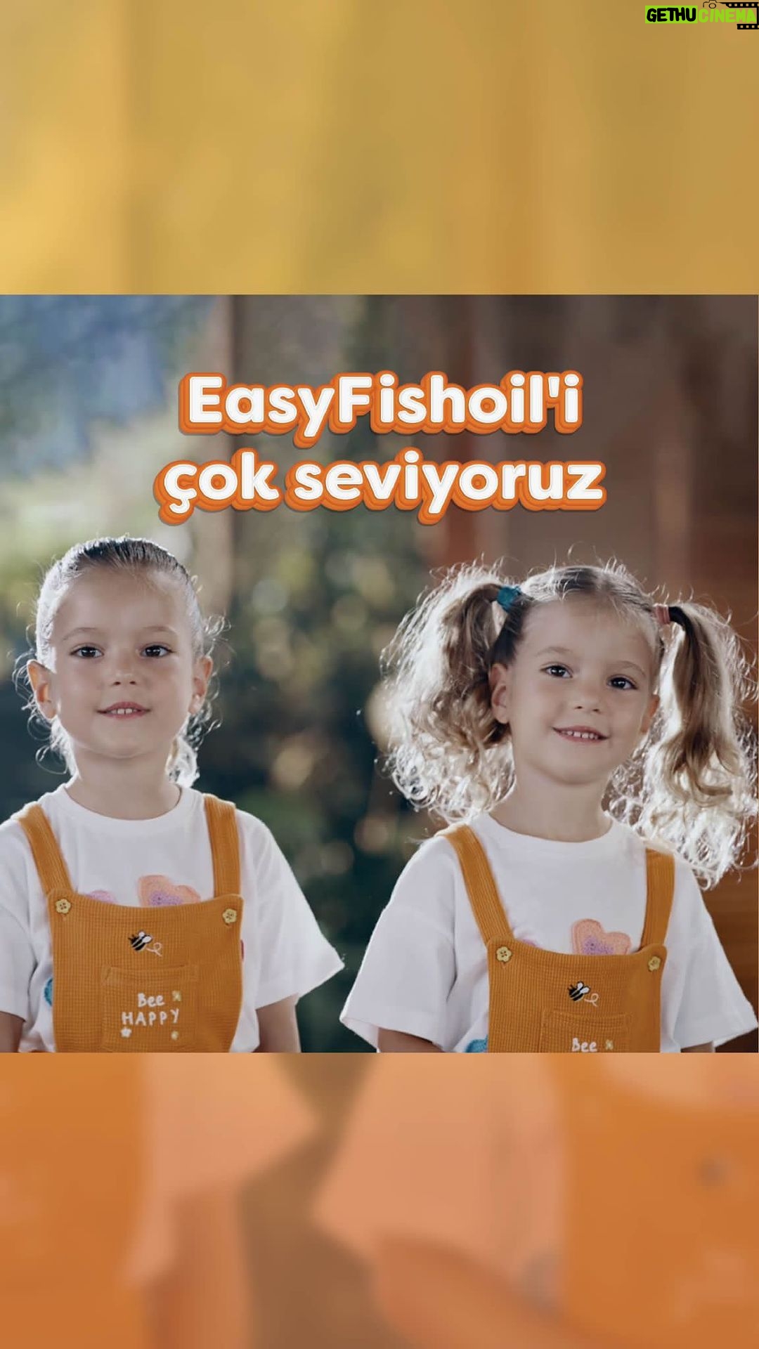 Pelin Akil Instagram - Dikkat! @easyvitailesi destekleri ile hazırlanan bu video yüksek dozda sevgi ve tatlılık içermektedir. 🥹 🧡 #easyVit #işbirliği #EasyFishoil #EasyFishoiliçokseviyoruz