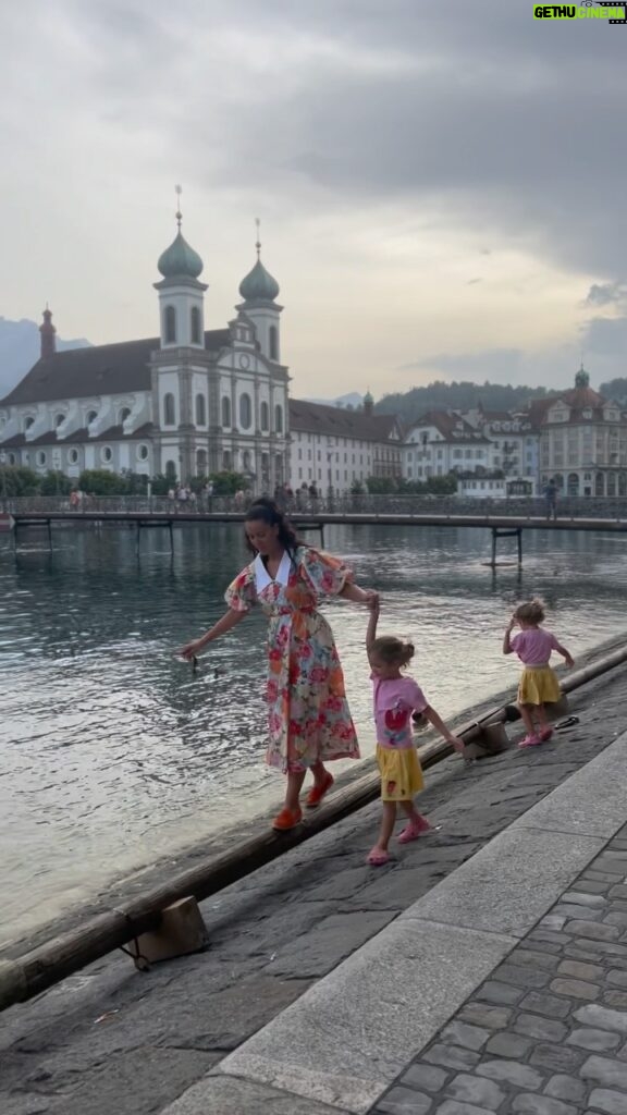 Pelin Akil Instagram - Sizin yanınızda ben bi masalın içindeyim. @alinlinaaltann @anilaltann 🧡💛 #family ❤️ Switzerland
