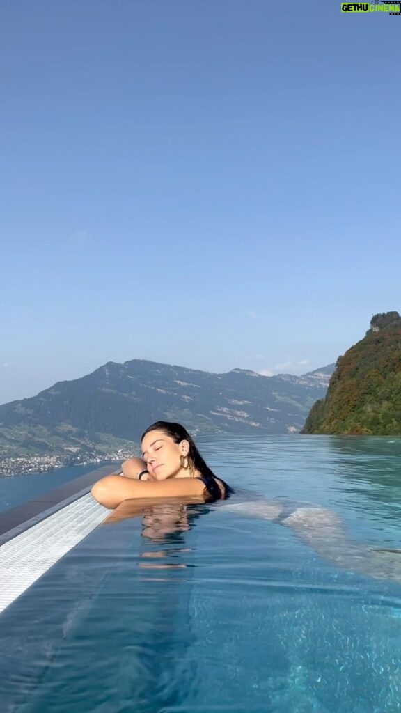Pelin Akil Instagram - Şuan tam olarak burada olmak isteyenler 🖐️ @ kiminle? Bürgenstock Resort