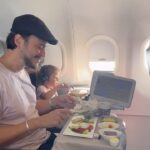 Pelin Akil Instagram - Ailecek seyahat etmeyi,keşfetmeyi çok seviyoruz. Özellikle bunlar arasında iple çektiğimiz bizi heyecanlandıran ve çocukların da uçaktan saatler önce hava alanında olmayı isteme sebebi @turkishairlines ın Business Lounge’ı Uçaktaki inanılmaz lezzetli ikramlar, yemekler… Oyun ve filmlerle uçuş hiç bitmesin istiyoruz ✈️ ❤️ #Turkishairlines #TKmoments #WidenYourWorld #reklam
