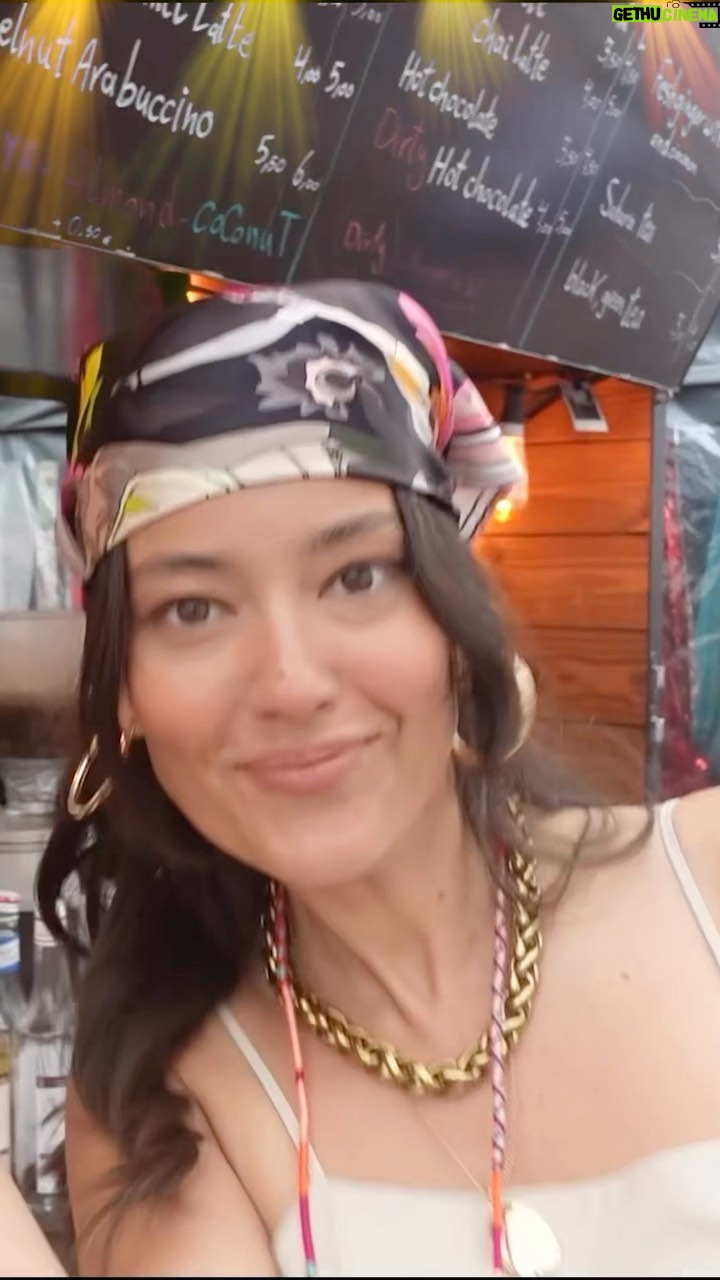 Pelin Akil Instagram - Amsterdam da başımıza neler geldi ve Coldplay konseri için hemen profildeki linke tıklayın😂😎🔥✌️