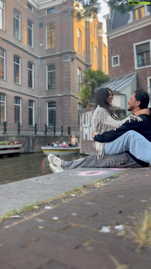 Pelin Akil Instagram - Nat King Cole un da dediği gibi… LOVE :) 🤍 #love Anıl la Pelin sokağı oldu burası, gittiğinizde fotoğraf atın beni etiketleyin ben de paylaşırım söz ☺️❤️ Sevgiyle kalın Amesterdam City