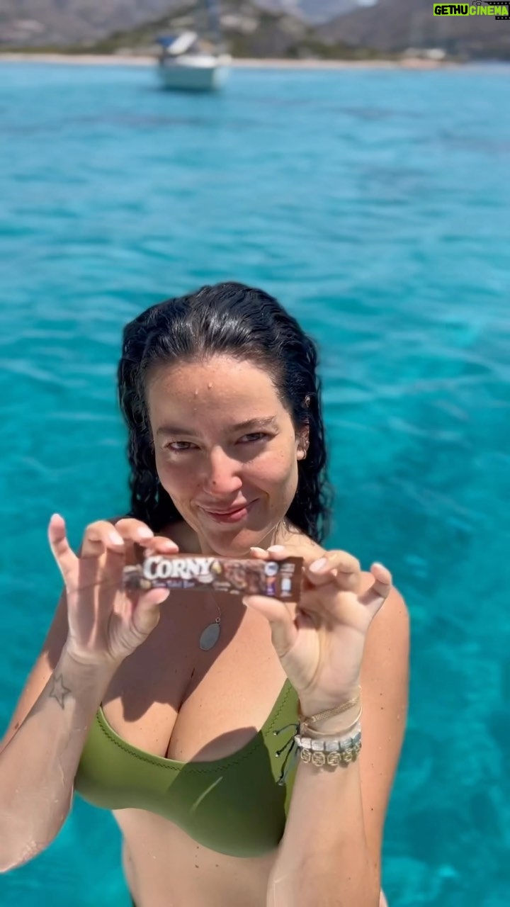 Pelin Akil Instagram - #işbirliği - Tatil çok güzel evet ama siz de tatlı krizi gelince bizim gibi modu düşenlerdenseniz yeni çikolata fındıklı Corny, sadece 90 kalori ve doğal lifli lezzetli atıştırmalıklarımız tatilde, sporda, teknede hep yanımızda 🌰🍫 @cornyturkiye #çokiyigeldi #100kaloridenaz