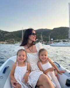 Pelin Akil Instagram - En sola kaydırınca da bi mesaj var sevgiliye @anilaltann … Sadece dördümüz olduğumuzda şükürler olsun ki bi başka güzel oluyor her şey. Minnet minnet minnet. Maşallah sübhanallah derdi anneannecim 🤍 Dualarımdasın hep aklımdasın Selimiye Köyü Marmaris