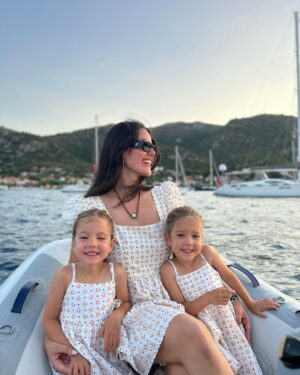 Pelin Akil Instagram - En sola kaydırınca da bi mesaj var sevgiliye @anilaltann … 
Sadece dördümüz olduğumuzda şükürler olsun ki bi başka güzel oluyor her şey. Minnet minnet minnet. Maşallah sübhanallah derdi anneannecim 🤍 Dualarımdasın hep aklımdasın