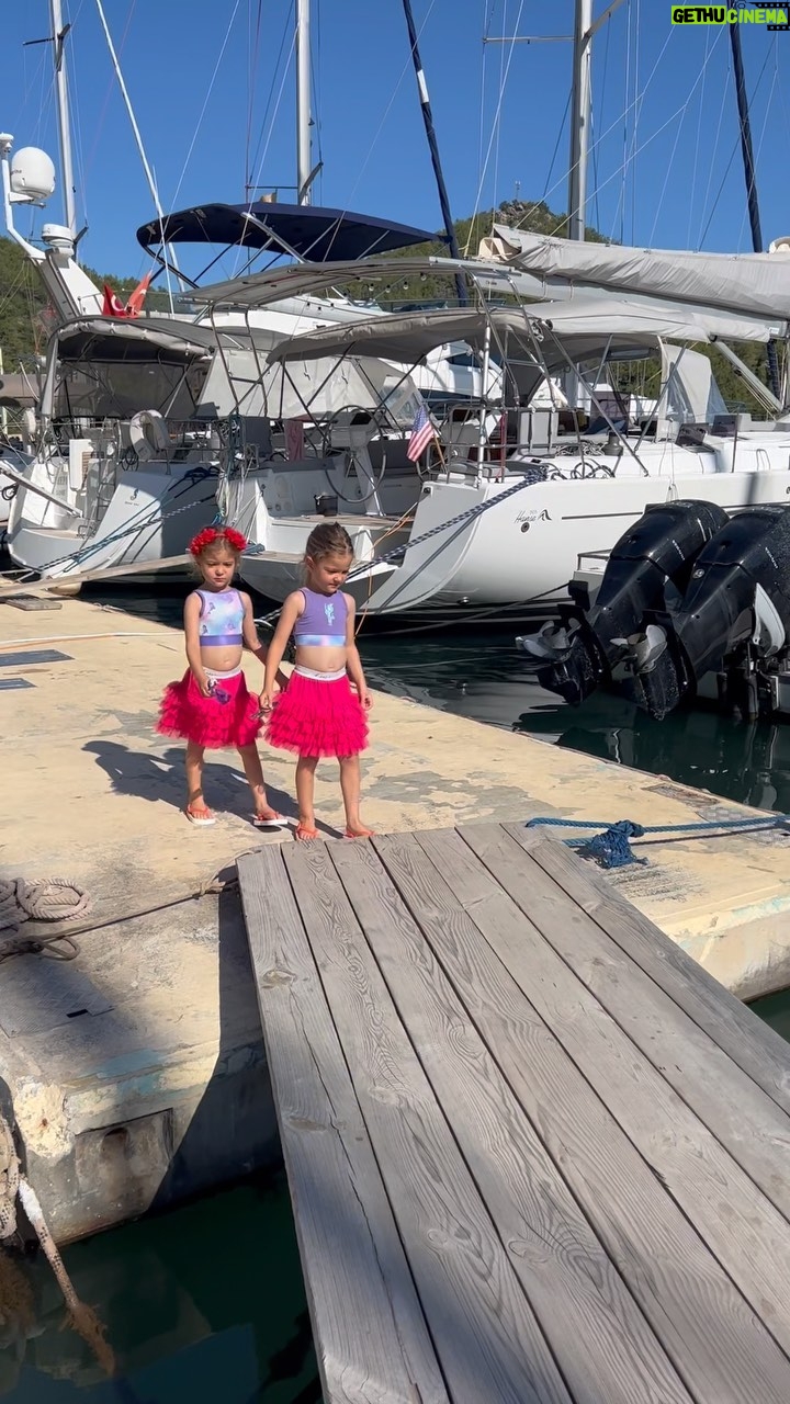 Pelin Akil Instagram - İlk parmak arası terlik deneyimi. Sonuç: Sevilmedi, bu videodan hemen sonra değiştirildi :) #love #mygirls #twins ❤️❤️🧿🧿