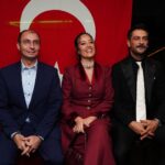 Pelin Akil Instagram - Dün Berlin’de @sonaksamyemegi_film imizin galasını yaptık, burda da filmimiz seyirciyle buluştu, sinemada tepkiler harikaydı aynı anda duygulanıp aynı anda kahkahalar alkışlar koptu, çok gururluyum. Türk sinema tarihinde önemli bir yeri olacağına inandığım filmimiz yarın vizyona giriyor, çok heyecanlıyım ve düşüncelerinizi çok merak ediyorum. Not: Filmi izlediğinizde göreceksiniz ki Berlin galasında filmde Cumhuriyetin ilan edildiği gün Latife hanımın giydiği kostüm bu üzerimdeki. Hepinize çok sevgiler 🇹🇷 Alhambra Cineplex