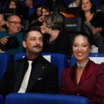 Pelin Akil Instagram - Dün Berlin’de @sonaksamyemegi_film imizin galasını yaptık, burda da filmimiz seyirciyle buluştu, sinemada tepkiler harikaydı aynı anda duygulanıp aynı anda kahkahalar alkışlar koptu, çok gururluyum. Türk sinema tarihinde önemli bir yeri olacağına inandığım filmimiz yarın vizyona giriyor, çok heyecanlıyım ve düşüncelerinizi çok merak ediyorum. Not: Filmi izlediğinizde göreceksiniz ki Berlin galasında filmde Cumhuriyetin ilan edildiği gün Latife hanımın giydiği kostüm bu üzerimdeki. Hepinize çok sevgiler 🇹🇷 Alhambra Cineplex