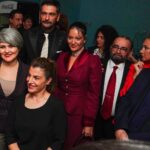 Pelin Akil Instagram - Dün Berlin’de @sonaksamyemegi_film imizin galasını yaptık, burda da filmimiz seyirciyle buluştu, sinemada tepkiler harikaydı aynı anda duygulanıp aynı anda kahkahalar alkışlar koptu, çok gururluyum. Türk sinema tarihinde önemli bir yeri olacağına inandığım filmimiz yarın vizyona giriyor, çok heyecanlıyım ve düşüncelerinizi çok merak ediyorum. Not: Filmi izlediğinizde göreceksiniz ki Berlin galasında filmde Cumhuriyetin ilan edildiği gün Latife hanımın giydiği kostüm bu üzerimdeki. Hepinize çok sevgiler 🇹🇷 Alhambra Cineplex
