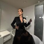 Pelin Akil Instagram - Dün @sonaksamyemegi_film imizin galası vardı. 1. Fotoğraf filmi izledikten sonraki bana hissettirdiklerinin yansıması, o yüzden 27 si itibariyle sizi salonlara filmimizi izlemeye davet ediyorum,sizde uyandıracak o güzel hisleri çok merak ediyorum. Not: Dün ışıldamamı sağlayan beni özenle hazırlayan herkese teşekkür ederim fotoğrafların üzerinde aklınızdan geçen soruların cevapları etiketli olarak duruyor 🤍☺️