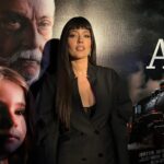Pelin Akil Instagram - Dün @sonaksamyemegi_film imizin galası vardı. 1. Fotoğraf filmi izledikten sonraki bana hissettirdiklerinin yansıması, o yüzden 27 si itibariyle sizi salonlara filmimizi izlemeye davet ediyorum,sizde uyandıracak o güzel hisleri çok merak ediyorum. Not: Dün ışıldamamı sağlayan beni özenle hazırlayan herkese teşekkür ederim fotoğrafların üzerinde aklınızdan geçen soruların cevapları etiketli olarak duruyor 🤍☺️