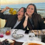 Pelin Akil Instagram - “İçelim güzelleşelim” içerken yanındaki insanların güzelliğinden gelmiş olmalı bence bu laf. Bu güzel gün için bugünü paylaştığım tüm arkadaşlarıma teşekkür ederim. İyi ki geldik be @incibirant #yeniyolculuk #yenilikhane son fotoğraf hakkındaki captionlarınızı merak ediyorum gerçekten :) sıralama yine yanlış demeyin alınırım 😂 Tuana Bağları