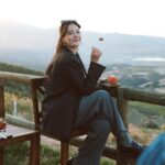 Pelin Akil Instagram - “İçelim güzelleşelim” içerken yanındaki insanların güzelliğinden gelmiş olmalı bence bu laf. Bu güzel gün için bugünü paylaştığım tüm arkadaşlarıma teşekkür ederim. İyi ki geldik be @incibirant #yeniyolculuk #yenilikhane son fotoğraf hakkındaki captionlarınızı merak ediyorum gerçekten :) sıralama yine yanlış demeyin alınırım 😂 Tuana Bağları
