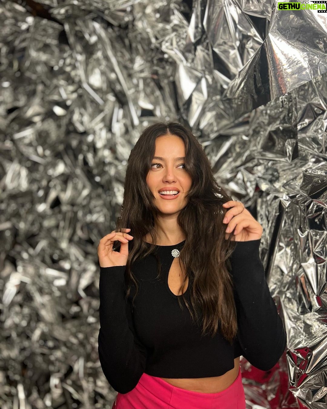 Pelin Akil Instagram - Dün akşamdan ✨ son foto “bi bak bakiyim dişimde bişi var mı? “ Fenz İstanbul