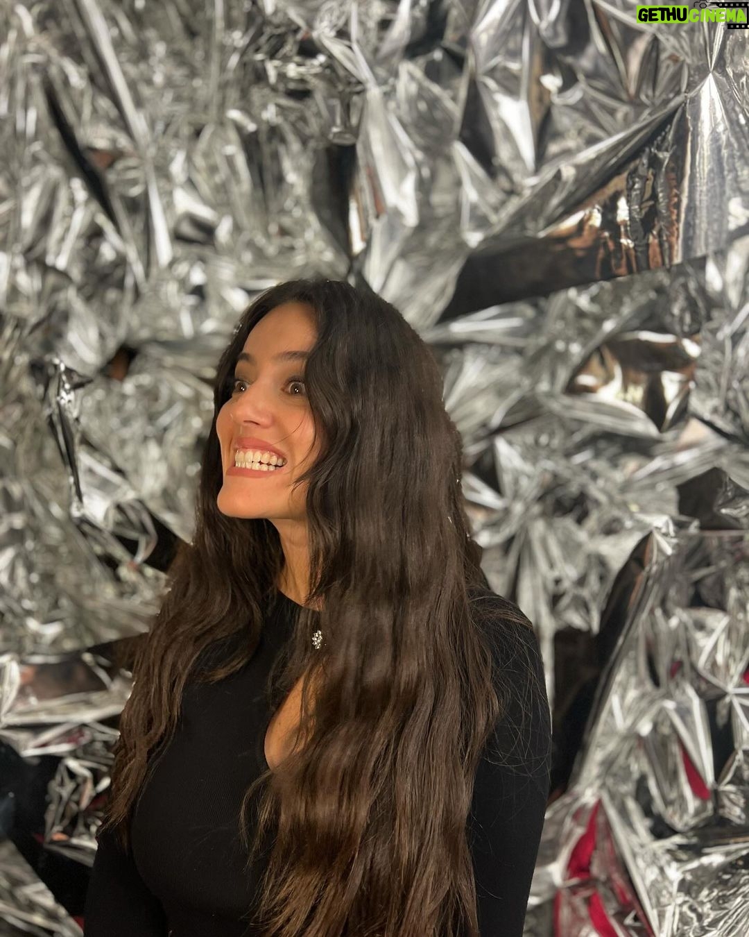 Pelin Akil Instagram - Dün akşamdan ✨ son foto “bi bak bakiyim dişimde bişi var mı? “ Fenz İstanbul