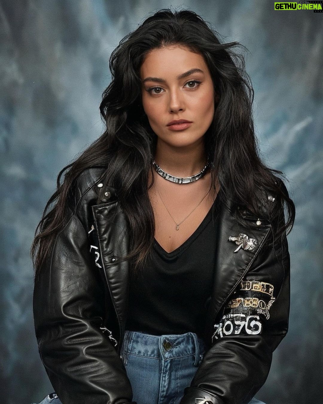 Pelin Akil Instagram - Alin 2. Fotoğrafı görünce saçlarımı boyatmamı istiyor 😂 peki her şeyi geçtim ,bu nası bişi arkadaşlar 😍 hangi halim en sevdiğiniz?