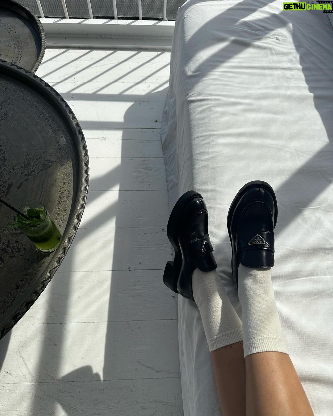 Pelin Akil Instagram - Siz çocuklar okuldayken n’apıyosunuz?yazsanıza biraz☀️