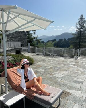Pelin Akil Instagram - #switzerland dump serisinin ilki😎

🏨 @burgenstockresort 🫶🔥 #ad