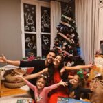 Pelin Akil Instagram – Altan ailesi hepinize güzel seneler diler…🌟
2024 beklemediğimiz kadar milletimize ve bizlere güzelliklerle gelsin..Herkese mutlu seneler🎄🙏