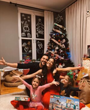 Pelin Akil Instagram - Altan ailesi hepinize güzel seneler diler…🌟
2024 beklemediğimiz kadar milletimize ve bizlere güzelliklerle gelsin..Herkese mutlu seneler🎄🙏