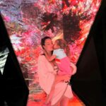 Pelin Akil Instagram – #işbirliği Benim için bu tatilin özeti Lina ve Alin’i dünyanın farklı yerlerinde, farklı mevsimlerin yaşanabildiğine ikna etmek oldu :)
24 saatte onaylanan online vizenin cazibesine kapıldık ve yaz mevsimini biraz daha uzun yaşamak için merak ettiğimiz Dubai’ye seyahat ettik. Burası gerçekten özenle tasarlanmış bir turizm bölgesi. 4 gün boyunca hepimiz “Aaaa!” nidalarıyla gezdik. Çocuklarla seyahatin zor olduğu düşünülebilir ama iyi ki birlikte geldik diye düşündüğüm çok fazla an oldu. Aslında burada herkese göre tasarlanmış mükemmel deneyim seçenekleri var.
Bir fırsat olduğunda, bir vize başvurusu yapmanızı tavsiye edebilirim :)
@visit.dubai