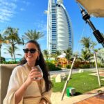 Pelin Akil Instagram – #işbirliği Sizlerle her anından büyülendiğim bir yolculuktayım. 
Sadece, bazen güzel yerlerde mola veriyoruz.
Dubai’nin inanılmaz renkleriyle kış ortasında bahar yeniden geldi 🤍
@visit.dubai