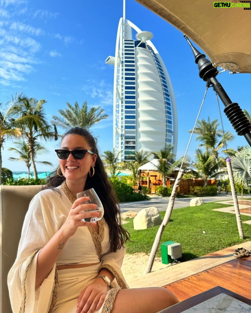 Pelin Akil Instagram - #işbirliği Sizlerle her anından büyülendiğim bir yolculuktayım. Sadece, bazen güzel yerlerde mola veriyoruz. Dubai’nin inanılmaz renkleriyle kış ortasında bahar yeniden geldi 🤍 @visit.dubai