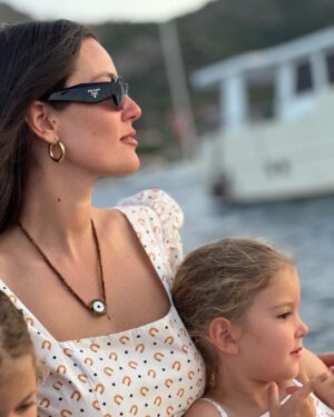 Pelin Akil Instagram - En sola kaydırınca da bi mesaj var sevgiliye @anilaltann … 
Sadece dördümüz olduğumuzda şükürler olsun ki bi başka güzel oluyor her şey. Minnet minnet minnet. Maşallah sübhanallah derdi anneannecim 🤍 Dualarımdasın hep aklımdasın
