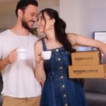 Pelin Akil Instagram – @amazon.tr ile #isbirligi

Tabii ki ev gerçekten de bu şekilde çığrından çıkmıyor ama bazı günleri kafamın içinde aynen böyle yaşıyorum. Set koşturmacalarım, müzikal provalarım, Anıl’ın işleri derken bazen gerçekten kendimize ayıracak vakit bulamıyoruz. Ama uygulamayı indirip @amazon.tr’nin ayrıcalıklı dünyasına dahil olmamla birlikte bazı şeyler daha kolay artık 💙. Siz de Amazon.com.tr uygulamasını hemen indirin ve hesabınızı açın, yıl boyunca @amazon.tr’den paylaşacağım kampanya ve ürünler ile beraber gülümseyelim 😅
#amazongülümsetir