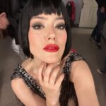 Pelin Akil Instagram - 13 Mayıs akşamı bizi dakikalarca ayakta alkışlayan seyircimize çok ama çok teşekkür ederim. İyi ki geldiniz bizi ilk oyun gecemizde mest ettiniz. Müzikal söyleme aşkımdan haberi olur olmaz yaptığı tüm projelerde benimelimden tutup hadi diyen @nkprojeler e, her dans provasında güven alanımdan çıkmam gerektiğini çünkü bende fazlası olduğunu kulağıma fısıldayan sanat direktörümüz @_nur.dogan_ a, sarı şekerim enerji kaynağı müzik direktörümüz @serpilgunseli ye, müzikalden arkadaşım dostum, 2010 da aynı sahneyi paylaştığım ve bu projede vokal koçum olan @canbolian a, daha da çok projelere imza atacağımızı düşündüğüm değerli yönetmenim @ugurbaburhan a, sahne ve sahne arkasında emeği geçen arkadaşlarıma, yoluma yoldaş olan beni havalara uçuran (ciddi anlamda, baktınız son foto) dansçı arkadaşlarıma @aksaclisahap @yigit_dundar a, beni sahnede kostümleriyle kraliçe yapan @cihan.nacar a, saç ve makyajla tamamlayan @sabitakkaya ve Lancome ekibine koooocaman sevgilerimi ve teşekkürlerimi gönderiyorum. Yolumuz aydınlık olsun. Işıklar hep üzerimizde olsun ❤️ ✨