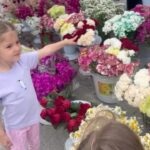 Pelin Akil Instagram - Canım kızlarım bugün erkenden babalarıyla kalkıp çiçekçi ablamızdan çiçek seçmeye gitmiş, benim masum kelebeklerim geleceğiniz de sizin gibi tertemiz olsun. Sizi çok seviyorum.