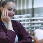 Pelin Akil Instagram - #işbirliği - Anneler Günü’ne sayılı günler kaldı. Hayatımızın en kıymetlisi annenize vereceğiniz hediyenize henüz karar veremediyseniz size sezonun en trend ve en havalı güneş gözlüklerini keşfedeceğiniz Sunglass Hut mağazalarını ziyaret etmenizi tavsiye ediyorum. Sunglass Hut’ın geniş ürün yelpazesi arasından annemin beğeniceği modeli seçtikten sonra hediyemi onun için özelleştirmeye de ihmal etmedim. Varlığınla hayatımı güzelleştiren kadın Anneler Günün kutlu olsun 🌻@SunglassHut #SunglassHutStyle #MakeHerDay