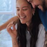 Pelin Akil Instagram - Bu video @easyvitailesi katkılarıyla hazırlanmıştır. Kızlarım ağızlarının tadını nasıl da biliyorlar… 🤭🤭 Senin köften de güzel ama, e tabii EasyFishoil’in yeri bi’ başka! 🙃🙃 @anilaltann #easyVit #EasyFishoil #İşBirliği
