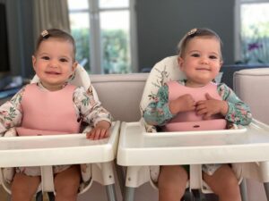 Pelin Akil Instagram - Evlatlarım… Bu sevginin ötesi yok berisi yok benzeri yok tarifi yok. Lezzeti çok kıymeti çok neşesi çok. Şuan bu saatlerde heyecandan uyuyamamıştım. Karnımda olmanızın son saatleri diye bu anları unutmayacağım diye gözlerim dolu sözler veriyordum size. Ve çok merak ediyordum. O ilk kavuşma anımızı,neye kime benzediğinizi, ne hissedeceğimi… sizi bağrıma bastıkları an sıcaklığınızı, o ağlayan sesinizin verdiği huzuru anlatamam da unutmam da… Mucizelerim benim. Kelebeklerim, sarı papatyalarım, ömrünüz çok güzel olsun, ayağınıza minik çakıl taşları dışında taş değmesin, karşınıza güzel insanlar çıksın. Maceralarımız kahkahalarımız çoşkumuz neşemiz bol olsun. Sağlıklı çiçek gibi yaşamınız olsun. İyi ki doğdunuz iyi ki anneniz olarak beni seçtiniz. Sizi çok ama çok seviyorum 💛💛 @alinlinaaltann