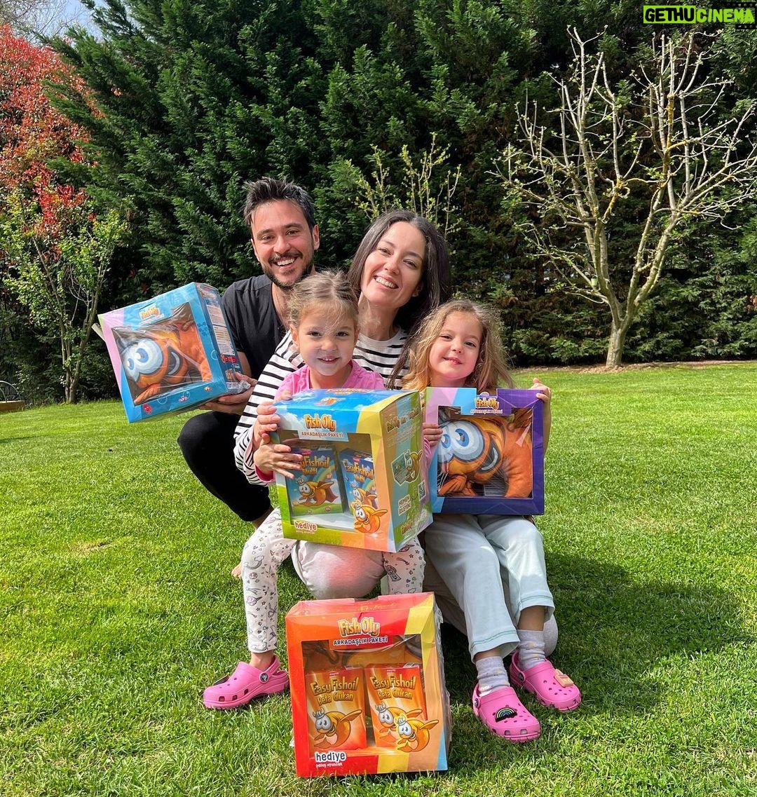 Pelin Akil Instagram - #işbirliği @easyvitailesi Fish Oly, Alin ve Lina’dan arkadaşlarına 23 Nisan Hediyesi,çifte bayram tadında harika bir haber var! 📢 Sevilen peluş oyuncak ve hediye ürünler Fish Oly’nin arkadaşlarıyla bulaşmaya devam ediyor! 🎁 🥳